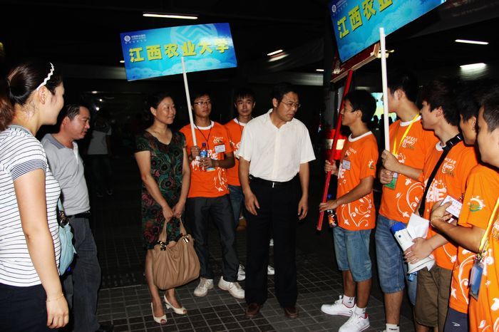 副校长潘晓华,校长助理胡春晓到火车站看望接站工作人员